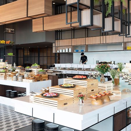 Avani Sukhumvit Bangkok Hotel Zewnętrze zdjęcie The buffet at the hotel