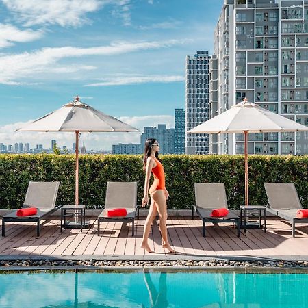 Avani Sukhumvit Bangkok Hotel Zewnętrze zdjęcie The rooftop pool at the hotel