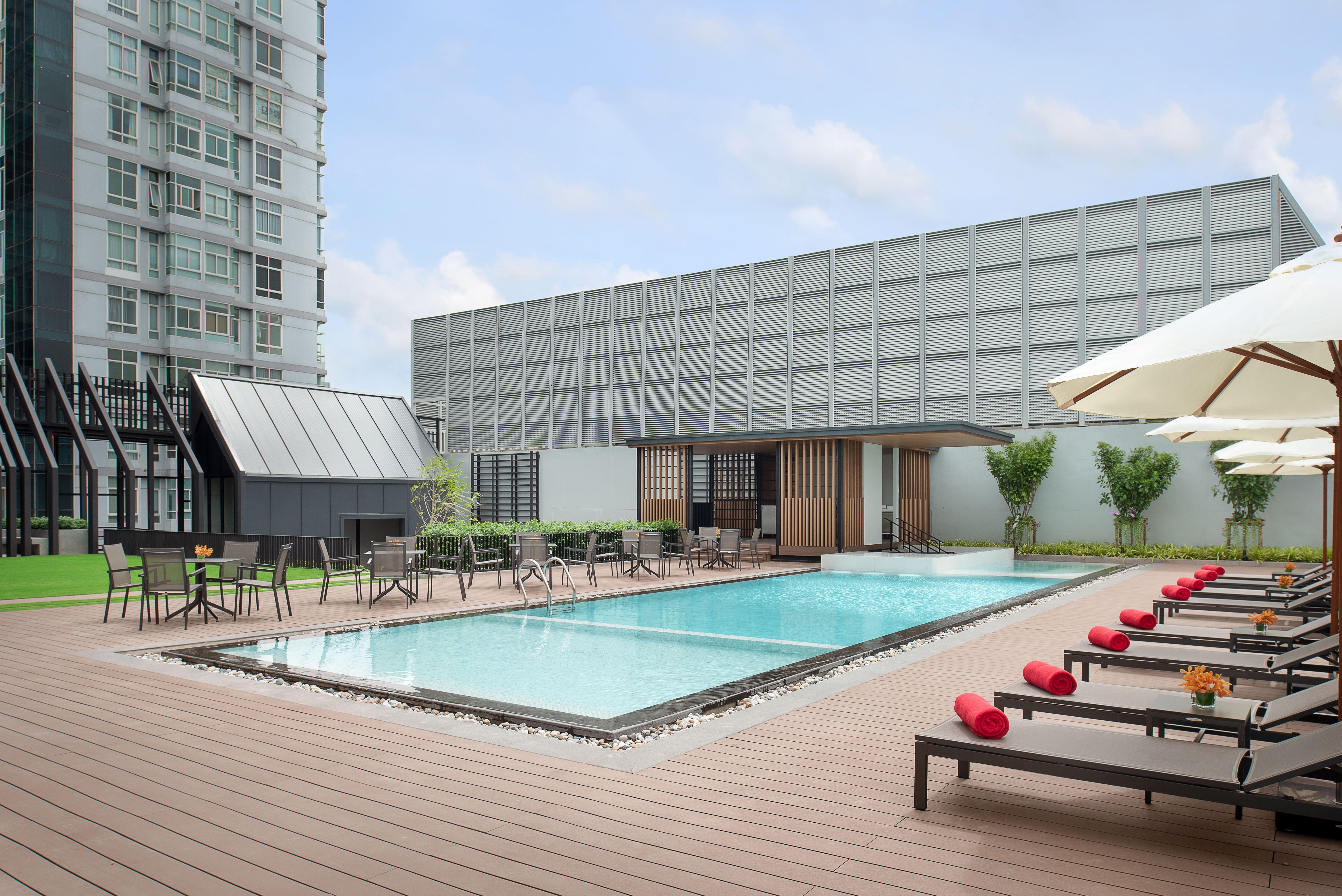Avani Sukhumvit Bangkok Hotel Zewnętrze zdjęcie The swimming pool at the hotel