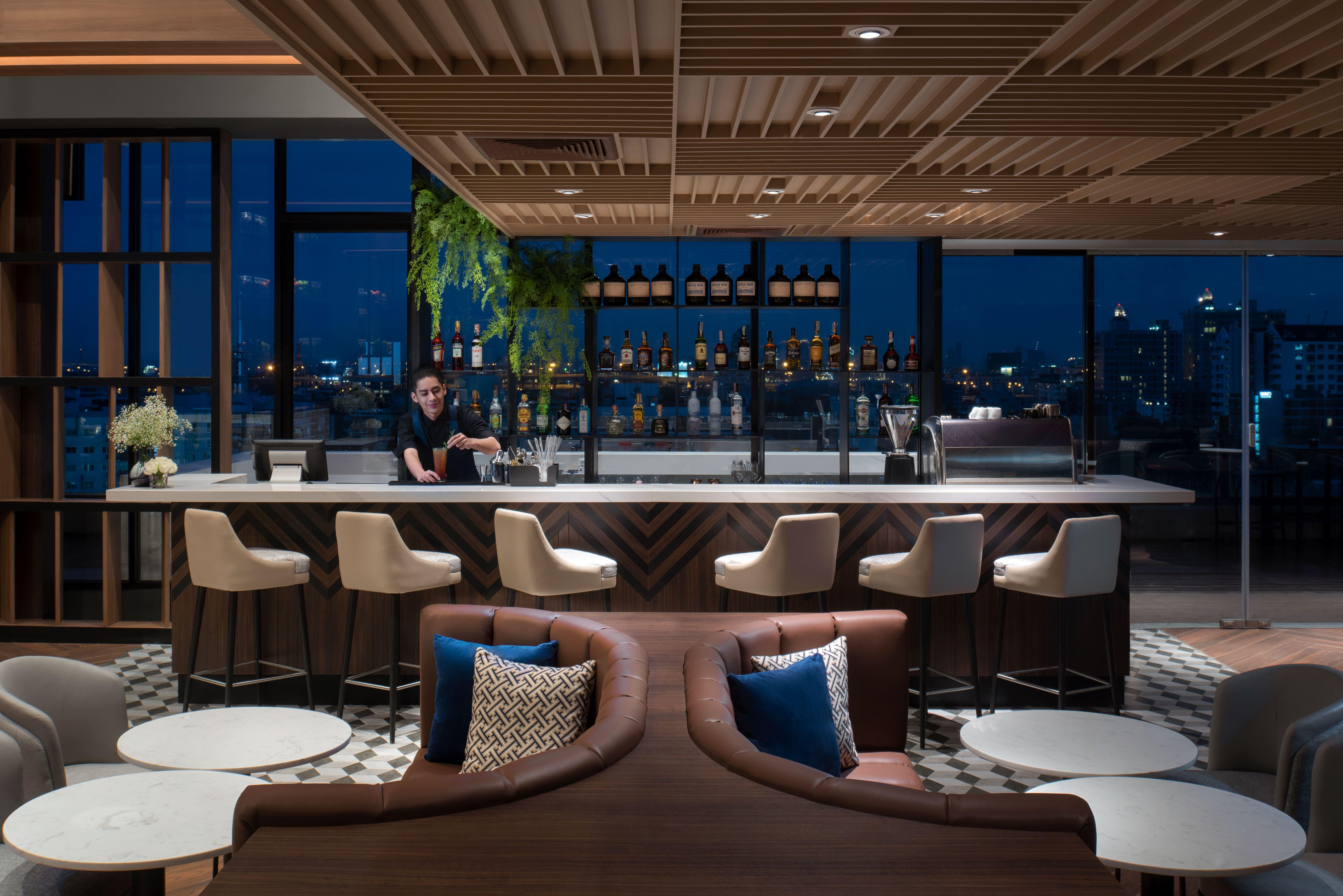 Avani Sukhumvit Bangkok Hotel Zewnętrze zdjęcie The bar at the 36th floor