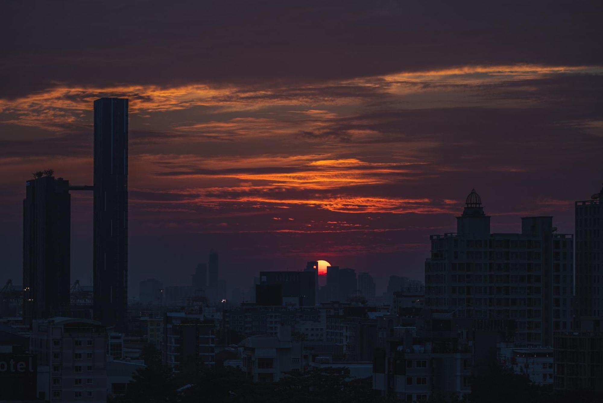 Avani Sukhumvit Bangkok Hotel Zewnętrze zdjęcie Sunset over the city