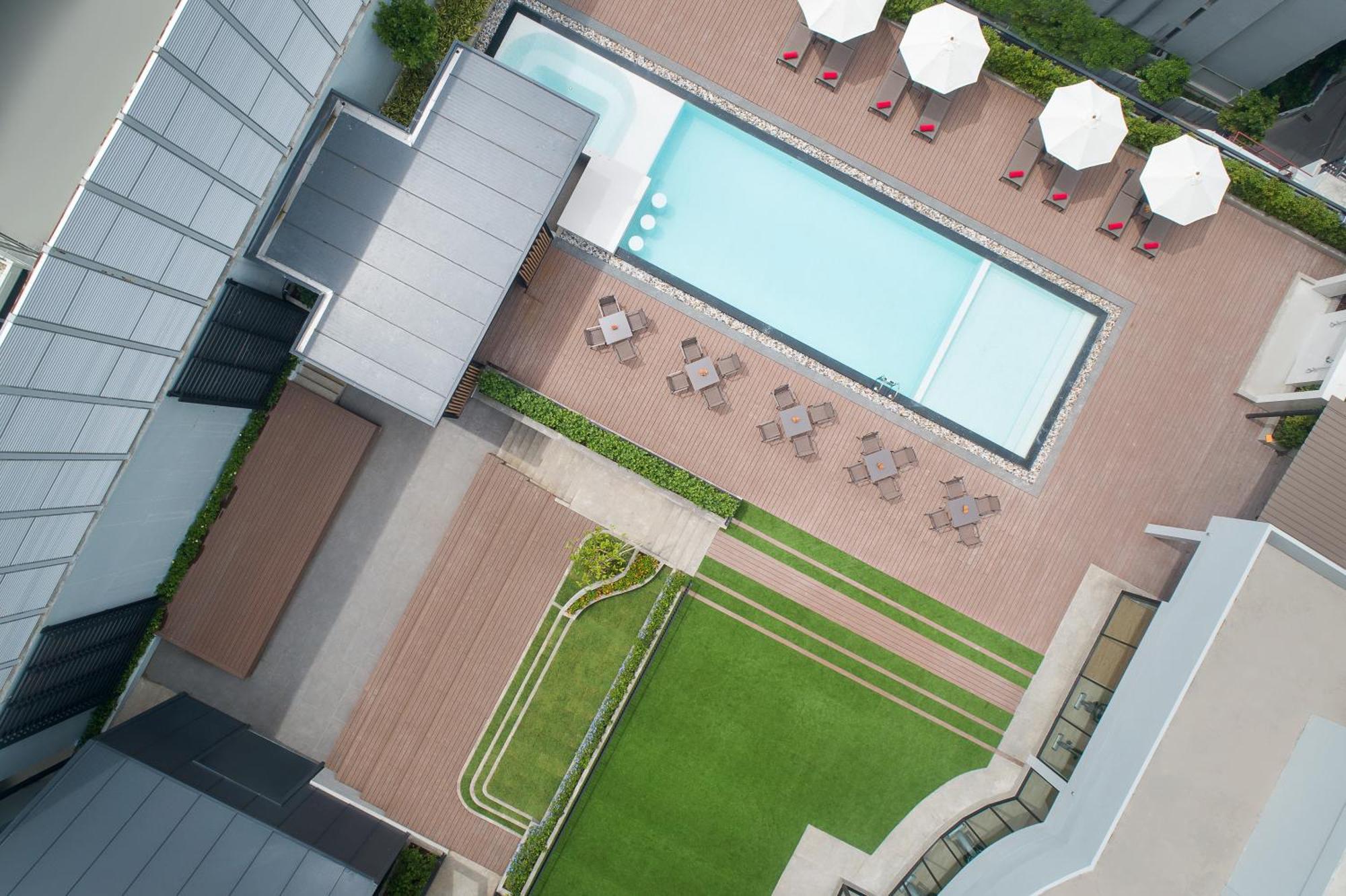 Avani Sukhumvit Bangkok Hotel Zewnętrze zdjęcie The rooftop pool at the hotel