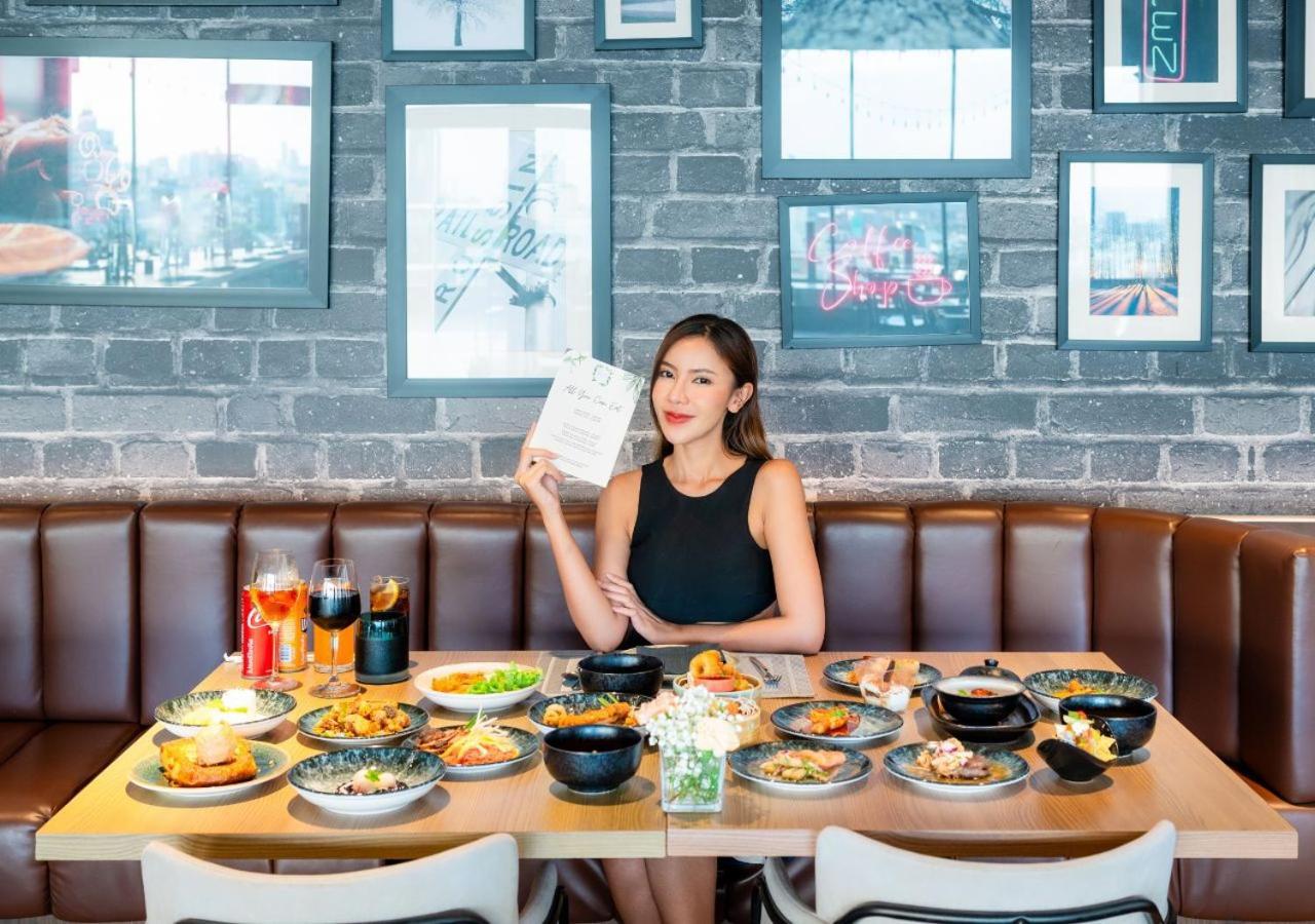 Avani Sukhumvit Bangkok Hotel Zewnętrze zdjęcie A woman eating at a restaurant