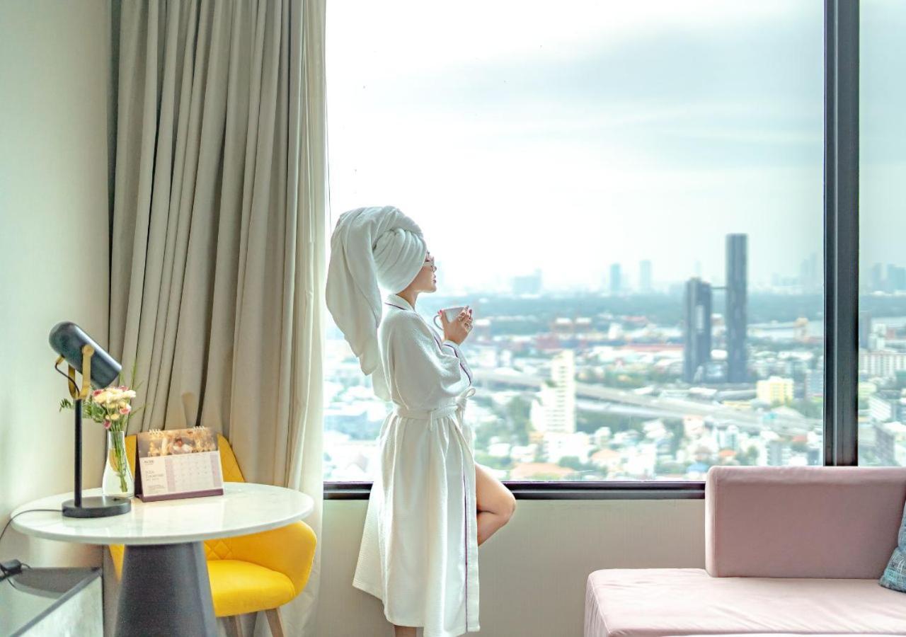 Avani Sukhumvit Bangkok Hotel Zewnętrze zdjęcie A woman wearing a bathrobe
