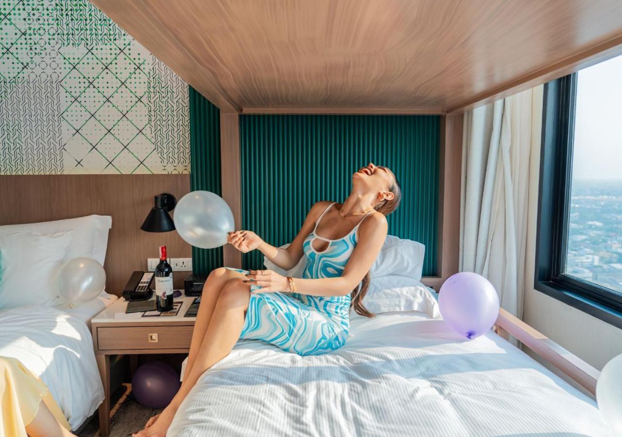 Avani Sukhumvit Bangkok Hotel Zewnętrze zdjęcie A woman in a hotel room