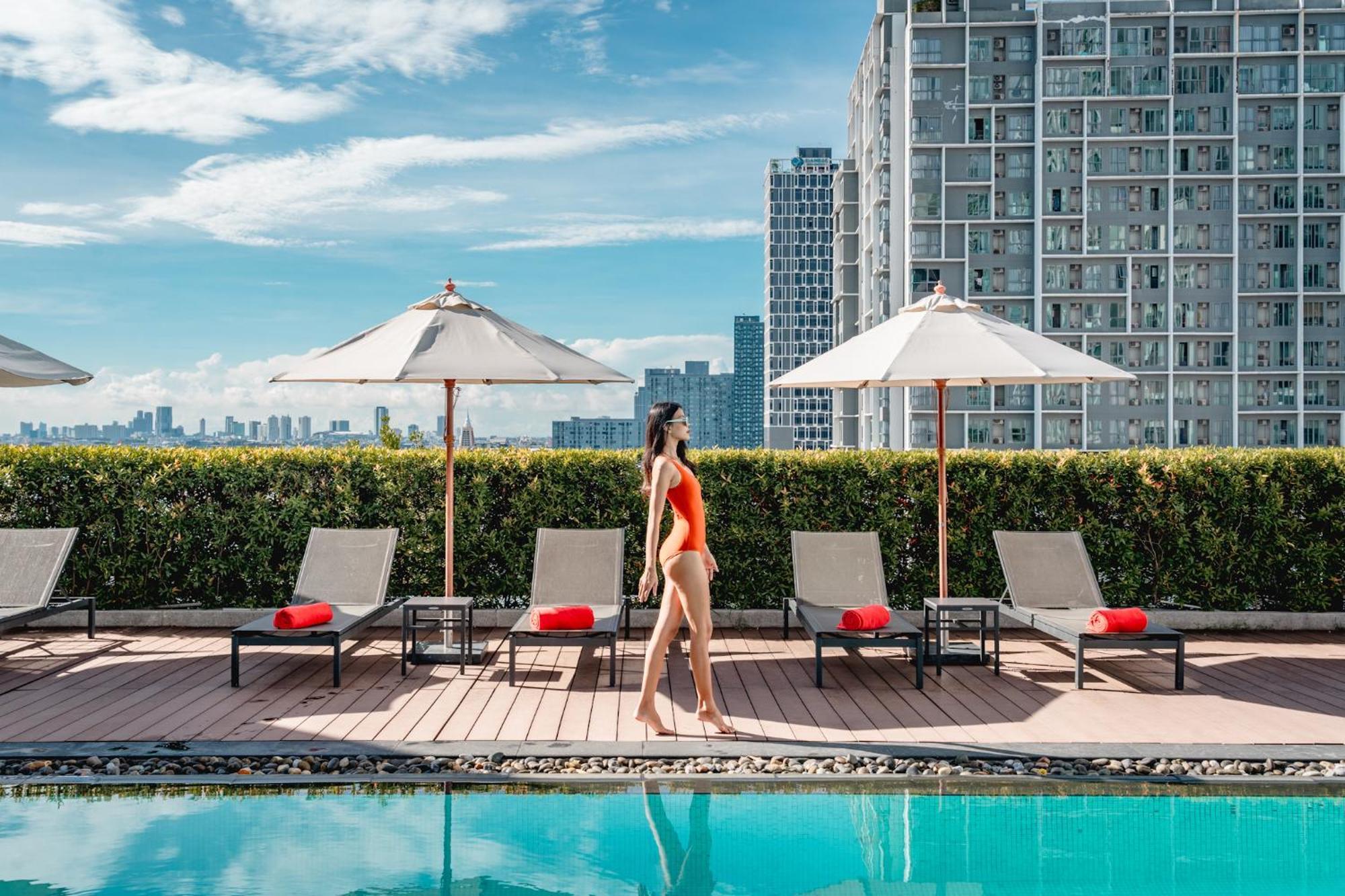 Avani Sukhumvit Bangkok Hotel Zewnętrze zdjęcie The rooftop pool at the hotel